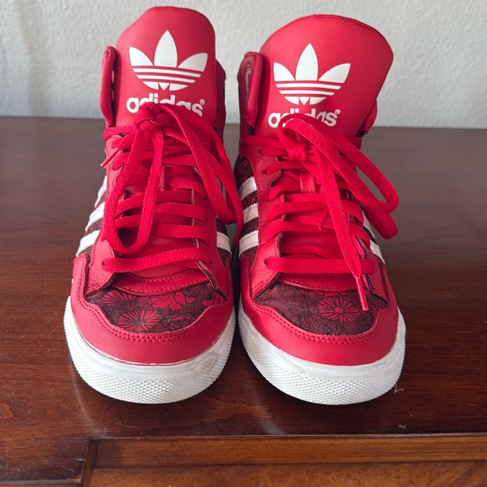 ADIDAS HI TOP. Women’s Size 8. Red/Black. EXCELL condition.